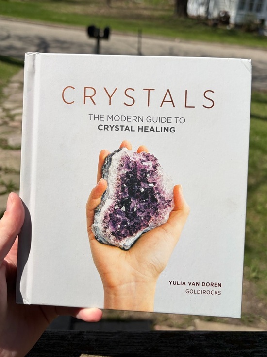 Other - Crystals: The Modern Guide to Crystal Healing 🔮